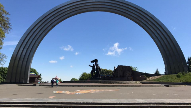 Радугу с Арки дружбы народов в Киеве убрали Радугу с Арки дружбы народов в Киеве убрали